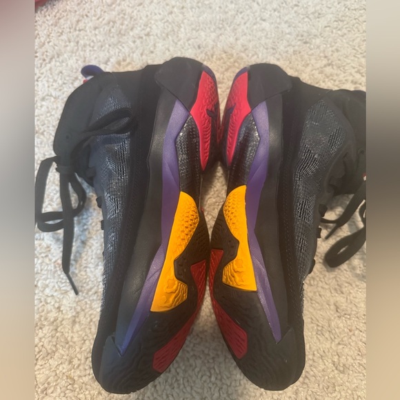 Air Jordan’s - XXXVII- 7Y - Picture 4 of 8